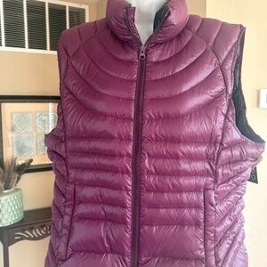 NWT Bernardo Plum Packable Lightweight Goose Down Puffer Vest With Pouch XL